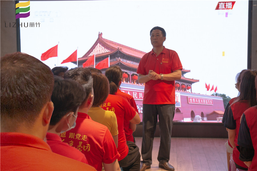 學校黨支部書記王良友同志組織師生觀看中國共產黨成立100周年慶祝大會.jpg
